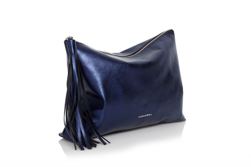 Bolso piel azul metalizado clutch con borla Lacambra
